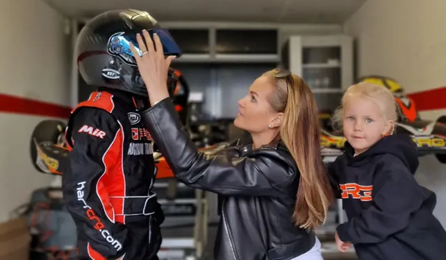 ”NÄHTY ENNEN KILPAILUA — Minttu Räikkönen valmistaa hiljaa poikaansa perheen huomion siirtyessä Kimin tulevaan ratakilpailuun” Tiedot