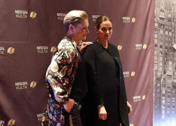 ”’EI ENÄÄ SALAISUUS…’ — Kimi Räikkösen vaimo Minttu Räikkönen paljastaa vauvavatsan brändisponsorointitapahtumassa vahvistaen yllätysraskauden”