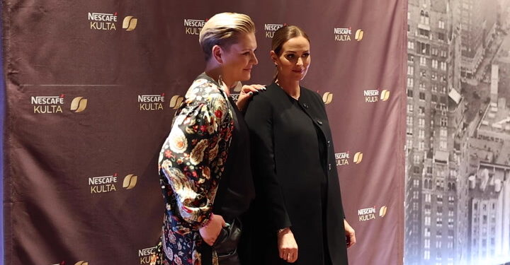 ”’EI ENÄÄ SALAISUUS…’ — Kimi Räikkösen vaimo Minttu Räikkönen paljastaa vauvavatsan brändisponsorointitapahtumassa vahvistaen yllätysraskauden”