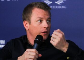 “Hiljainen hetki radan ulkopuolella — Kimi Räikkönen’n odottamaton ystävällisyys vierasta kohtaan kääntää katseita”