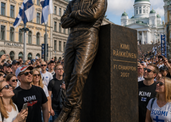 ”’JÄÄMIES IKÄISETTY…’ – Kimi Räikkönen palkittiin upealla patsaalla kotikaupungissaan legendaarisen uran kunniaksi”