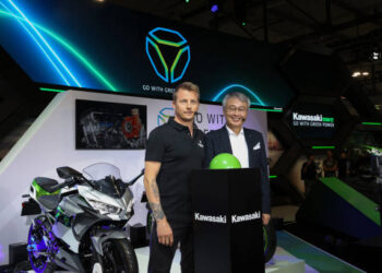 ”’PALAA VARIKOHTAAN’ — Kimi Räikkönen yllättää fanit harvinaisella esiintymisellä EICMA 2026 -messuilla Milanossa liittyen Yamahan osastolle moottoripyöräteollisuuden merkittävässä näyttelyssä”