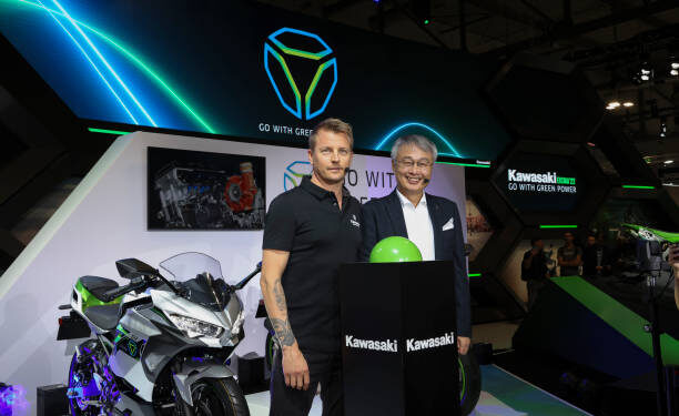 ”’PALAA VARIKOHTAAN’ — Kimi Räikkönen yllättää fanit harvinaisella esiintymisellä EICMA 2026 -messuilla Milanossa liittyen Yamahan osastolle moottoripyöräteollisuuden merkittävässä näyttelyssä”