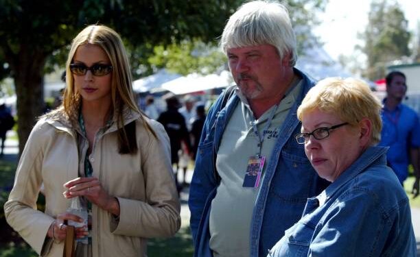 ”PERHE, KUULUUS JA SALAISUUDET – Kimi Räikkösen huhutut aiemmat suhteet nousevat pintaan, kun hänen vanhempansa ja Minttu Räikkönen joutuvat myrskyn keskelle!”