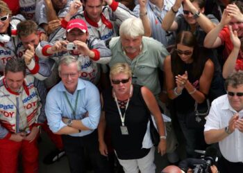 “‘EN OLISI OLLUT MITÄÄN ILMAN HEITÄ!’ — Kimi Räikkönen Murtuu Harvinaisessa Tunteikkaassa Tunnustuksessa Vanhemmistaan… Fanit Järkyttyneet!”