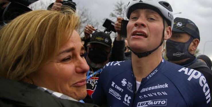 Een Krachtig Moment — Mathieu van der Poel Eert Ouders met een Diep Ontroerende Boodschap die Wereldwijd Weerklank Vindt