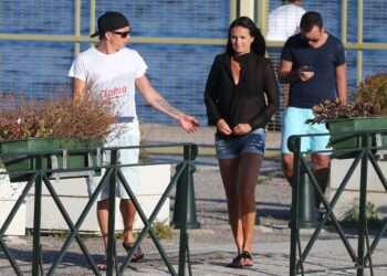 RÄIKKÖSEN PERHEEN PÄIVITYS — Kimi Räikkönen ja Minttu Räikkönen bongattu Mintun väistellessä parrasvaloissa raskauden noustessa esiin