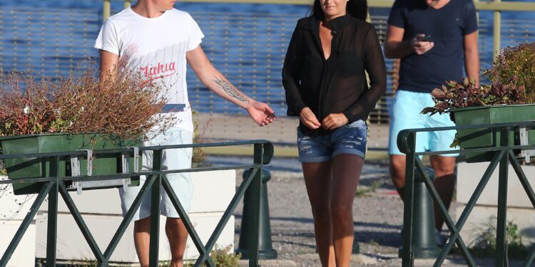 RÄIKKÖSEN PERHEEN PÄIVITYS — Kimi Räikkönen ja Minttu Räikkönen bongattu Mintun väistellessä parrasvaloissa raskauden noustessa esiin