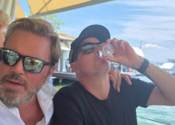 ”’TAKAISIN VALOKEILASSA?’ – Kimi Räikkösen esiintyminen jättää fanit kysymään yhden suuren kysymyksen”