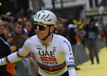 “NEUSTAVLJIV ALI USTAVLJEN? — Tadej Pogačar dominira na vsaki dirki … toda šokanten prekršek bi lahko spremenil VSE pred Paris–Roubaix!”