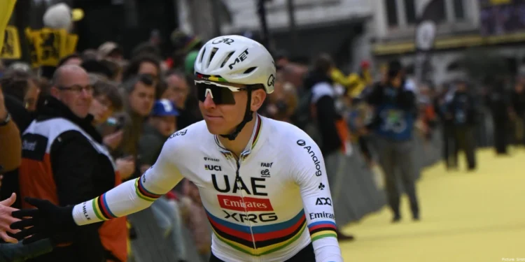 “NEUSTAVLJIV ALI USTAVLJEN? — Tadej Pogačar dominira na vsaki dirki … toda šokanten prekršek bi lahko spremenil VSE pred Paris–Roubaix!”