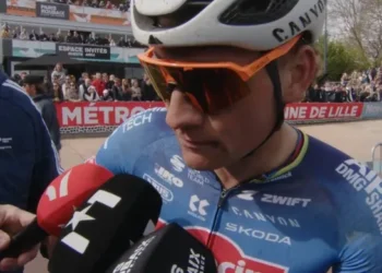 “HIDDEN STRUGGLE — Mathieu van der Poel zakt weg tijdens de zondagwedstrijd te midden van subtiele tekenen van vermoeidheid die niemand zag aankomen!”