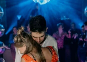 BREAKING NEWS: Een kijkje in het luxueuze leven van Wout van Aert met zijn vrouw Sarah — De rijkdom, bedrijven en slimme investeringen achter het machtigste wielerkoppel onthuld