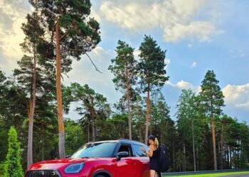 ’HÄN SEISOI HÄNEN VIERESSÄÄN JOKAISEN HILJAISEN TAISTELUN LÄPI…’ – Kuinka Kimi Räikkönen rakensi Minttu Räikköselle ylellisen elämän, joka hiljaa ruokki hänen suurinta paluutaan ja tunteellisimpaa voittoaan”