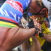 “‘HET MOMENT DAT NIEMAND KON GELOOVEN…’ — Mathieu van der Poel en Wout van Aert veroorzaken een internetstorm na een dramatisch incident dat wielerfans volledig verdeeld achterlaat”