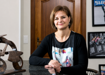 “‘EEN STILLE STRIJD?’ — Corinne Poulidor in het middelpunt van de belangstelling nu subtiele veranderingen vragen oproepen over haar welzijn”