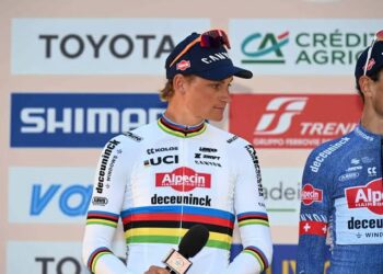 WAAROM NU ZO LANG VERBINDEN?’ — Mathieu van der Poels verrassende contractverlenging tot 2028 bij Alpecin–Premier Tech doet fans vermoeden dat er achter de schermen al iets veel groters wordt gepland”
