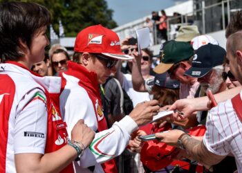 JÄÄMIES, JOLLA ON SYDÄN’ – Kimi Räikkönen yllättää fanin hetkellä, jota kukaan ei osannut odottaa”