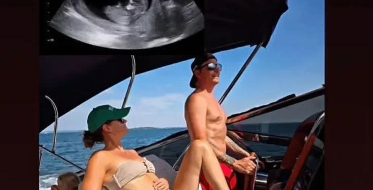Vain tunteja sitten Räikkösen perhe jakoi hiljaa hetken, joka kosketti faneja ympäri maailmaa välittömästi. Minttu Räikkönen paljasti tarinansa kautta, että heidän perheensä valmistautuu toivottamaan tervetulleeksi uuden pienen jäsenen – kaunis ilmoitus, joka välitti tunteita, lämpöä ja uuden luvun alun tunnetta.