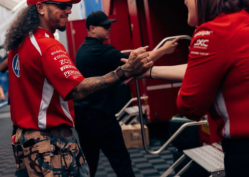 “LEWIS COULDN’T HIDE HIS REACTION…” — A Female Fan Whispered Something That Sparked Endless Online Speculation