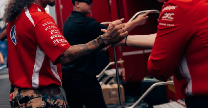 “LEWIS COULDN’T HIDE HIS REACTION…” — A Female Fan Whispered Something That Sparked Endless Online Speculation