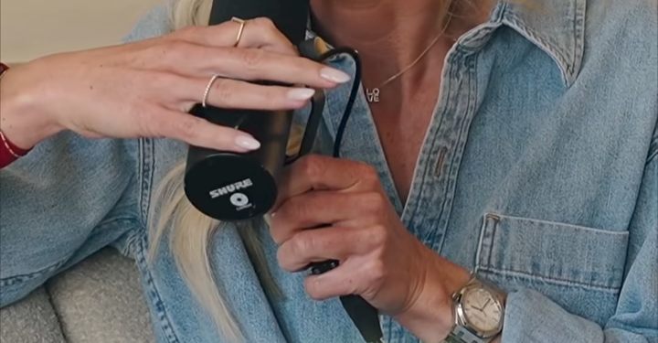 “‘IK GEEF ZELDEN INTERVIEWS…’ — Roxanne Bertels praat openhartig als nooit tevoren, en Mathieu van der Poel-fans kunnen niet ophouden met praten”.