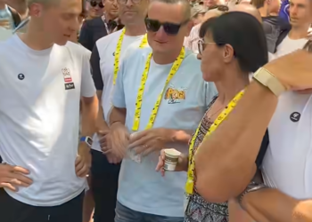 »‘TRENUTEK, KI JE STOPIL SRCA …’ – Tadej Pogačar deli redko družinsko srečanje, daleč stran od žarometov.«