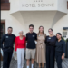 “HET BESTE WENSEN VOOR DE TOEKOMST…” — Hotel Sonne neemt afscheid van Wout van Aert en familie na een memorabel verblijf