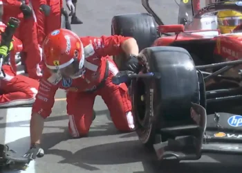 SYDÄNTÄ PYSÄYTTÄVÄ HETKI…” — Lewis Hamilton muistelee pelkäävänsä Kimi Räikkösen kammottavan toiston varikkoalueella tapahtuneen onnettomuuden jälkeen