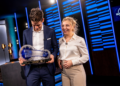 “EEN MOMENT DAT DUIZEND VRAGEN OPROEPDE…” — Wout van Aert geëerd naast Sarah De Bie terwijl fans speculeren over zwangerschapsgeruchten