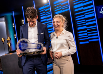 “EEN MOMENT DAT DUIZEND VRAGEN OPROEPDE…” — Wout van Aert geëerd naast Sarah De Bie terwijl fans speculeren over zwangerschapsgeruchten