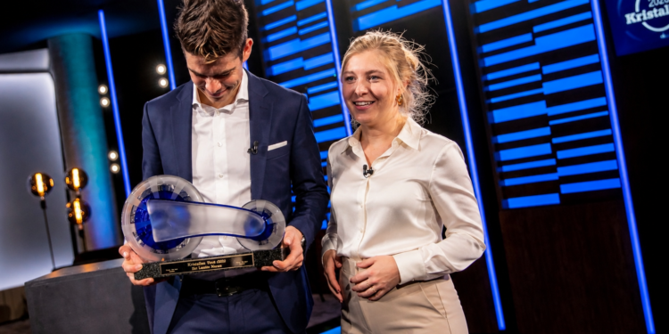 “EEN MOMENT DAT DUIZEND VRAGEN OPROEPDE…” — Wout van Aert geëerd naast Sarah De Bie terwijl fans speculeren over zwangerschapsgeruchten