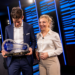 “EEN MOMENT DAT DUIZEND VRAGEN OPROEPDE…” — Wout van Aert geëerd naast Sarah De Bie terwijl fans speculeren over zwangerschapsgeruchten