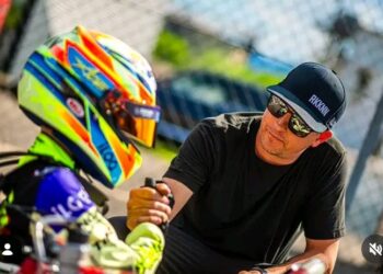 ISÄN KUIN POIKA!” — Kimi Räikkönen purkaa ylpeyttä poikansa Robin Ace Räikkösen voittaessa ensimmäisen sijan ja välittäessään sydämellisen viestin, joka jättää fanit juhlimaan nuoren kilpa-ajotähden uskomatonta voittoa!
