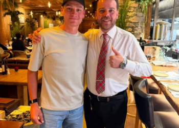 EEN KAMPIOEN IN DE SCHIJNWERPERS!” — Mathieu van der Poels verrassende verschijning in een Italiaans restaurant zorgt voor opwinding: fans krijgen een zeldzame glimp van de wielersuperster buiten de wedstrijden om
