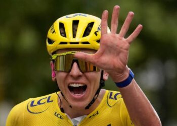 »NASLEDNJE VELIKO POGLAVJE SE ZAČNE!« – Najnovejša novica Tadeja Pogačarja je navdušila ljubitelje kolesarstva, saj se petkratni prvak Toura de France pripravlja na svojo vrnitev na Vuelto po Španiji 22. avgusta in zgodovinski nov izziv