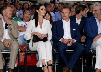 ”ERITYINEN KUNNIANOSOITUS RÄIKKÖSILLE! — KIMI RÄIKKÖNEN JA HÄNEN VAIMONSA MINTTU RÄIKKÖNEN SAAVAT YHDESSÄ YLLÄTYSKUNNIANOSOITUSTA, KUN F1-LEGENDAN POIKKEUKSELLINEN PERINTÖ JA HEIDÄN PERHEENSÄ MATKA NOUSEVAT PÄÄLLE!”