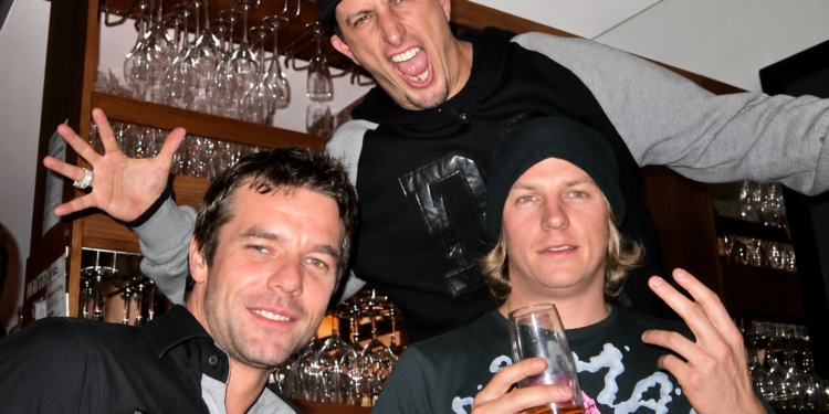”KALPAUS HÄNEN ALKUAISIIN ELÄMÄNTAPAAN!” — Harvinaisia kuvia nuoresta Kimi Räikkösestä paljastavat F1-legendan rennomman ja hauskemman puolen ennen kuin kuuluisuus, onni ja maailmanlaajuinen tähtiys muuttivat hänen elämäänsä!