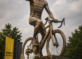“Voor altijd een legende!” — Wout van Aert geëerd met een prachtig standbeeld in zijn geboorteplaats