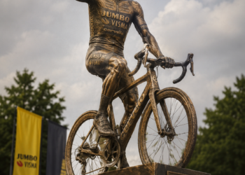 “Voor altijd een legende!” — Wout van Aert geëerd met een prachtig standbeeld in zijn geboorteplaats