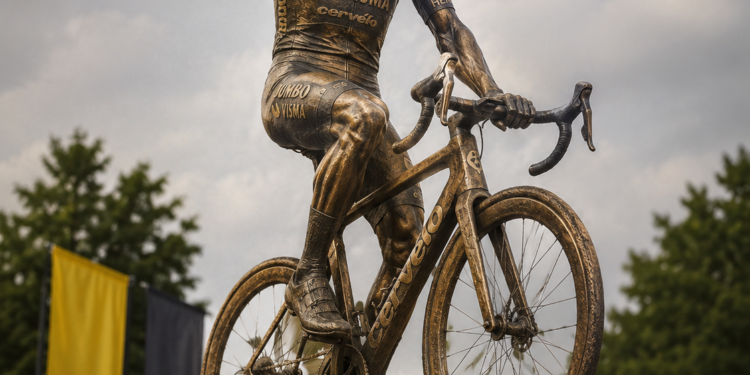 “Voor altijd een legende!” — Wout van Aert geëerd met een prachtig standbeeld in zijn geboorteplaats
