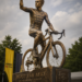 “Voor altijd een legende!” — Wout van Aert geëerd met een prachtig standbeeld in zijn geboorteplaats