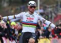 “DE GROOTSTE TEST TOT NU TOE VOOR VAN DER POEL!” — Mathieu van der Poel keert terug naar het WK mountainbiken met de regenboogtrui in het vizier, maar één groot obstakel zou tussen de Nederlandse superster en een plek in de geschiedenisboeken in kunnen staan!