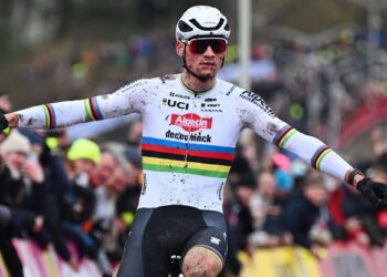 “DE GROOTSTE TEST TOT NU TOE VOOR VAN DER POEL!” — Mathieu van der Poel keert terug naar het WK mountainbiken met de regenboogtrui in het vizier, maar één groot obstakel zou tussen de Nederlandse superster en een plek in de geschiedenisboeken in kunnen staan!