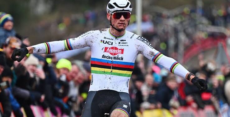 “DE GROOTSTE TEST TOT NU TOE VOOR VAN DER POEL!” — Mathieu van der Poel keert terug naar het WK mountainbiken met de regenboogtrui in het vizier, maar één groot obstakel zou tussen de Nederlandse superster en een plek in de geschiedenisboeken in kunnen staan!