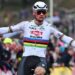 “DE GROOTSTE TEST TOT NU TOE VOOR VAN DER POEL!” — Mathieu van der Poel keert terug naar het WK mountainbiken met de regenboogtrui in het vizier, maar één groot obstakel zou tussen de Nederlandse superster en een plek in de geschiedenisboeken in kunnen staan!