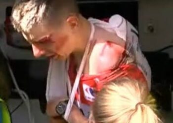 🚨 »POGAČARJEVE SANJE O VUELTI SO SE RAZBILE!« 💔🚴‍♂️ Tadej Pogačar po hudi nesreči v 8. etapi, ko je nosil rdečo majico, odstopil od dirke na Vuelti 2026, utrpel poškodbe obraza in ramen ter pustil navijače v strahu pred njegovim naslednjim velikim gorskim izzivom