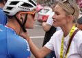 “ZIJ KENT DE ECHTE MATHIEU!” — Roxanne Bertels’ openhartige blik op het leven met Mathieu van der Poel wakkert nieuwe gesprekken aan over hun jarenlange relatie, zijn opofferingen en de vrouw die aan de zijde van de wielersuperster staat!