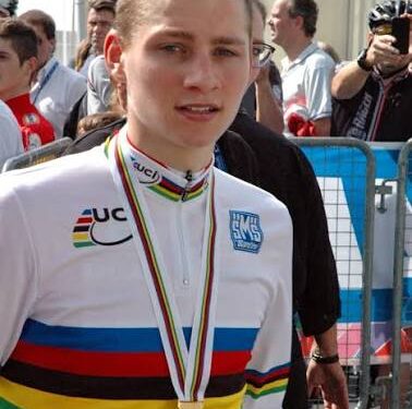 “VOORDAT DE WERELD ZIJN NAAM KENDE…” — De bescheiden beginjaren van Mathieu van der Poel, de vroege tekenen van een wielerwonderkind en de weg die een jonge jongen veranderde in een van de grootste sterren van de sport