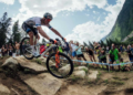 “VAN DER POELS PLAN VOOR HET WK OP DE WEG KRIJGT VORM!”   Na een enorme teleurstelling tijdens het WK mountainbiken in Val di Sole richt Mathieu van der Poel zijn blik alweer op de weg. De Nederlandse superster heeft bevestigd dat hij wil deelnemen aan het WK wielrennen op de weg in 2026, waarmee hij een nieuwe kans op de regenboogtrui stevig op zijn kalender heeft staan
